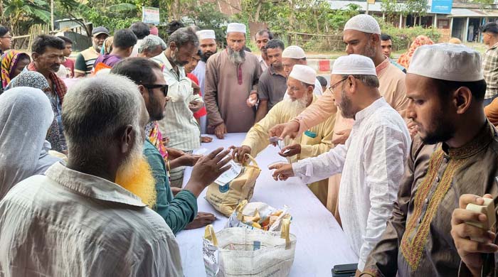 রাজবাড়ীর মিজানপুরে জামায়াতে ইসলামীর ঈদ সামগ্রী বিতরণ